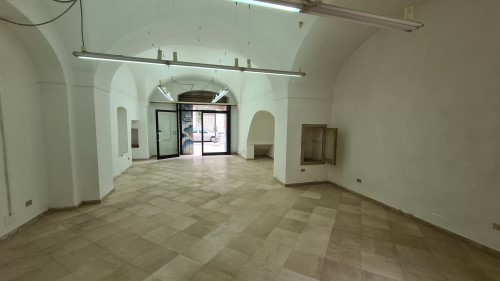 Centralissimo Locale Commerciale con Doppia Esposizione